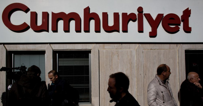 Няколко журналисти от емблематичния турски вестник Джумхуриет силно критичен към