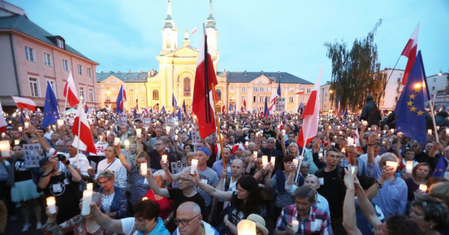 Хиляди поляци протестираха вчера за осми пореден ден заради новите