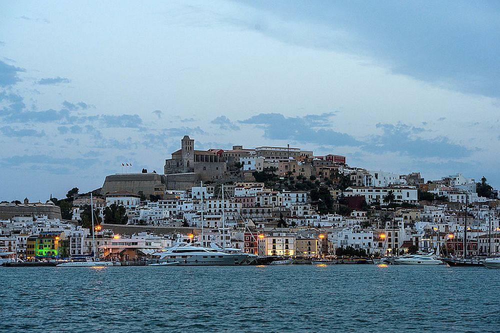 Летовниците, настроени на романтична вълна, могат да потърсят късмета си на испанския остров Ибиса<br>
<br>
Снимка: Guliver/Getty Images