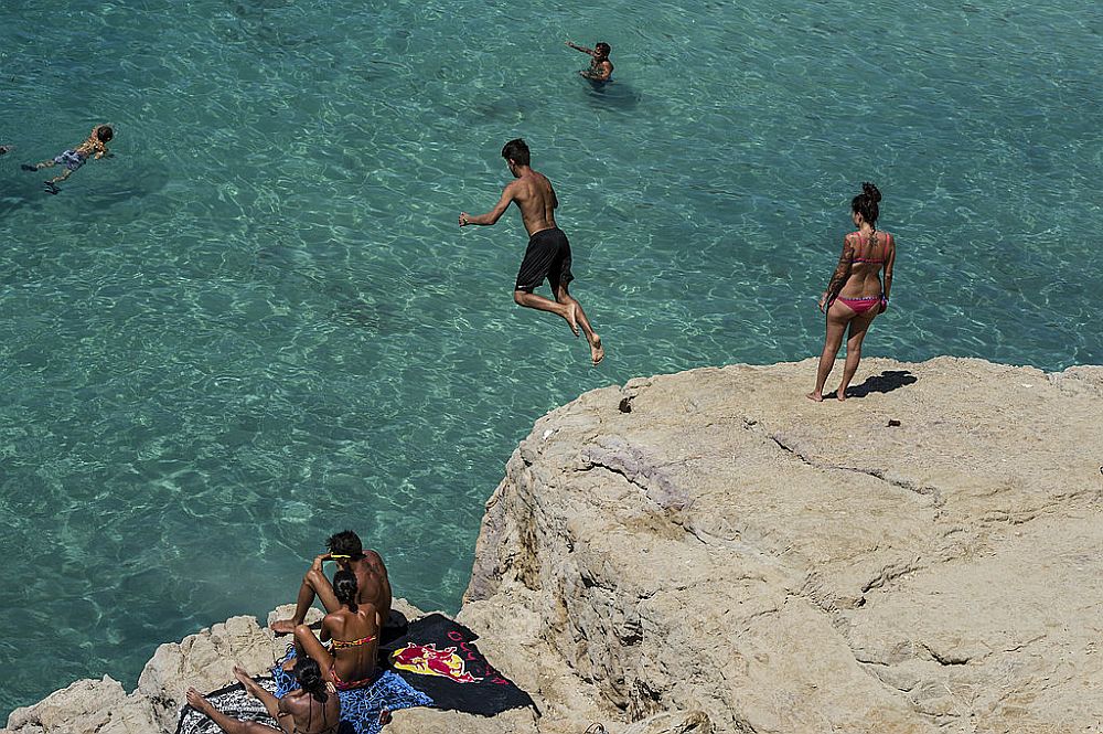 Летовниците, настроени на романтична вълна, могат да потърсят късмета си на испанския остров Ибиса<br>
<br>
Снимка: Guliver/Getty Images
