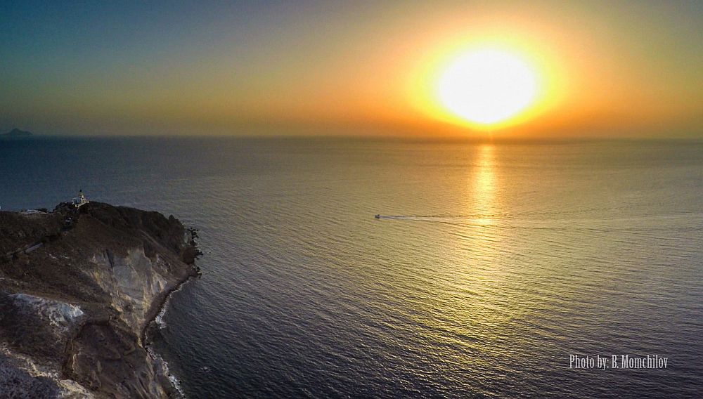 Хората, които се надяват на нещо по-сериозно от лятна забежка, могат да изпробват късмета си на гръцкия остров Санторини<br>
<br>
Снимка: Благой Момчилов