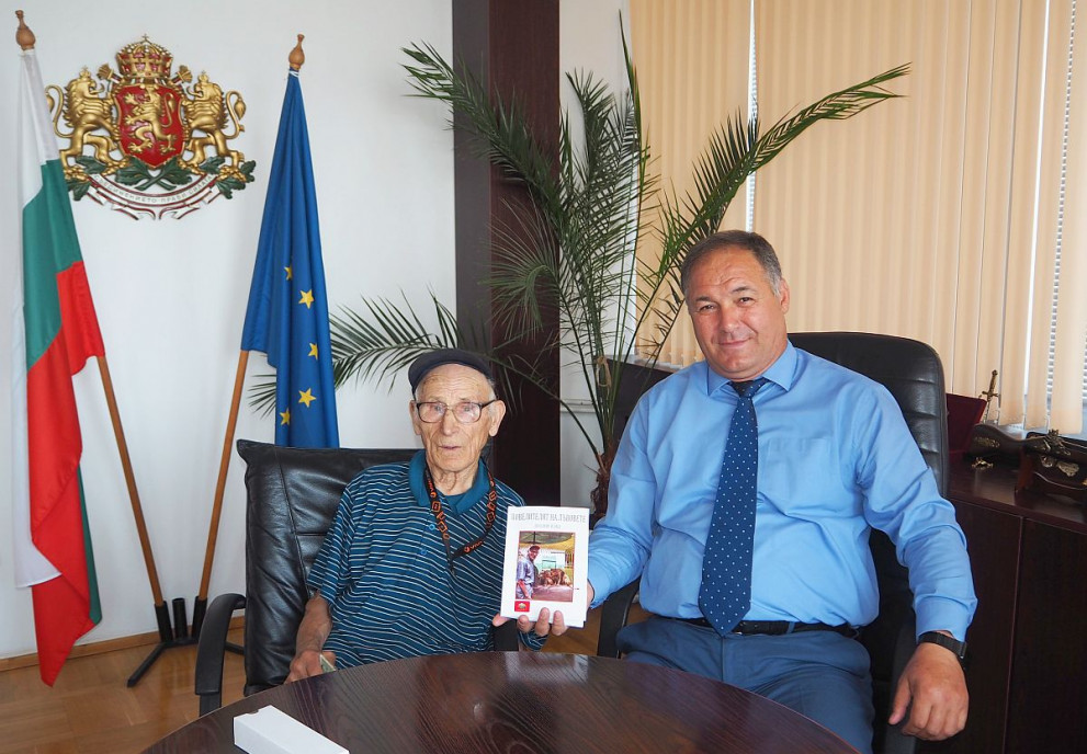 Бай Бехчет с второ допълнено издание на биографията си