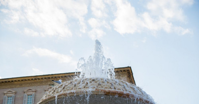 Властите във Ватикана започнаха да спират водата в стотина фонтана