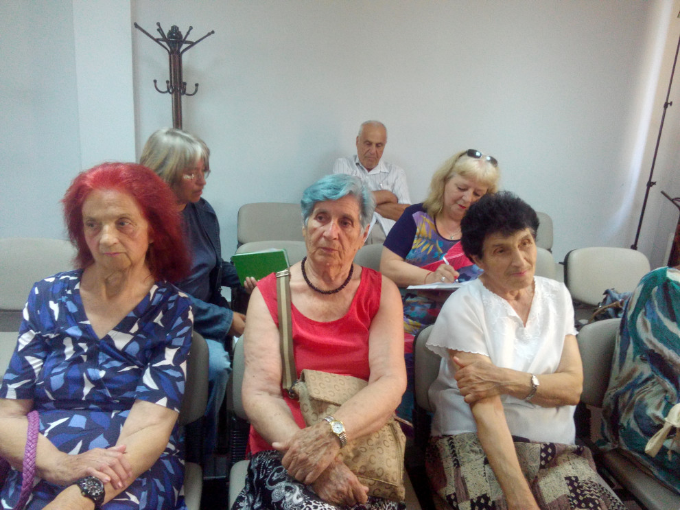 Представители на пенсионерите по време на сесията на общинския съвет.