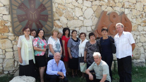 Нели Петрова със самодейците от Невша