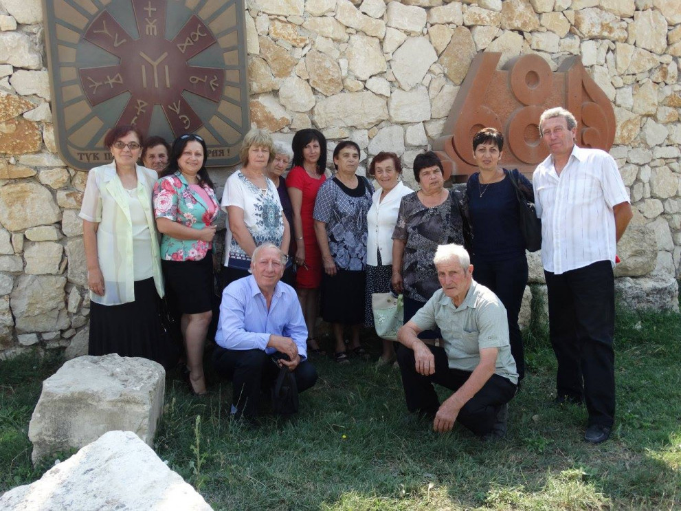 Нели Петрова със самодейците от Невша