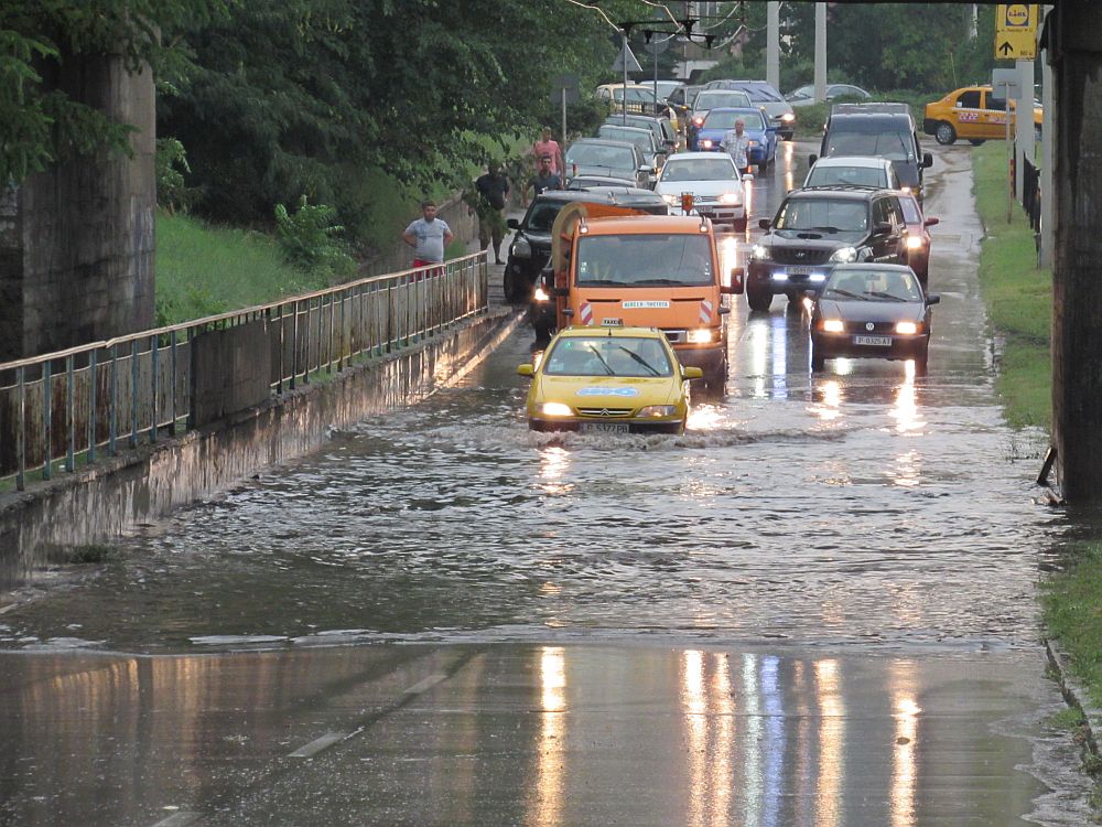 Пороен дъжд превърна улиците на Русе в реки. За по-малко от час над града се изсипаха над 20 литра на квадратен метър