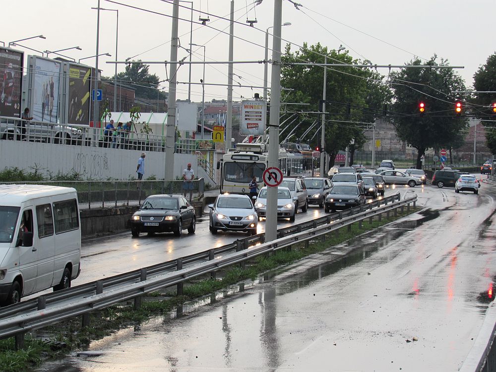 Пороен дъжд превърна улиците на Русе в реки. За по-малко от час над града се изсипаха над 20 литра на квадратен метър