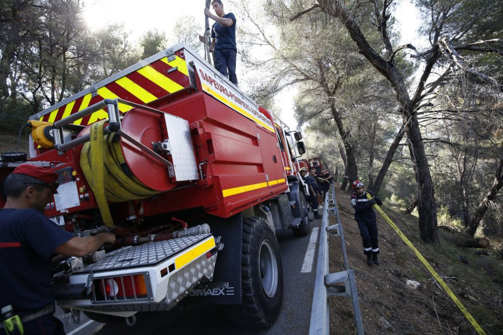 В плен на стихията са гористи местности с изглед към средиземноморските курорти, които са пълни с туристи. 650 хектара гори са в пламъци в района на Сен Тропе, а на остров Корсика са унищожени над хиляда и 500 хектара. В потушаването на пламъците са задействани и 19 самолета.