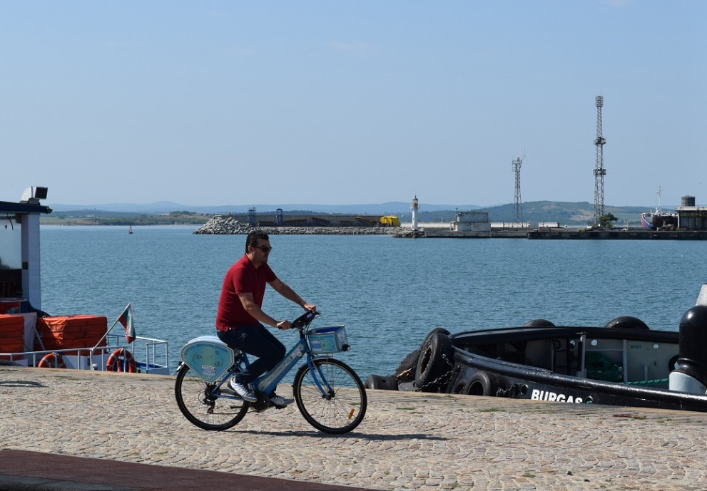 От днес нататък можете да наемете електрически велосипед на следните вело станции: Морска гара, Автогара Юг, Капани, Морското казино, а след няколко дни и при Пантеона в Морската градина.