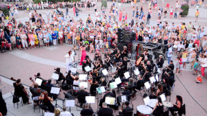 Концерт край фонтана