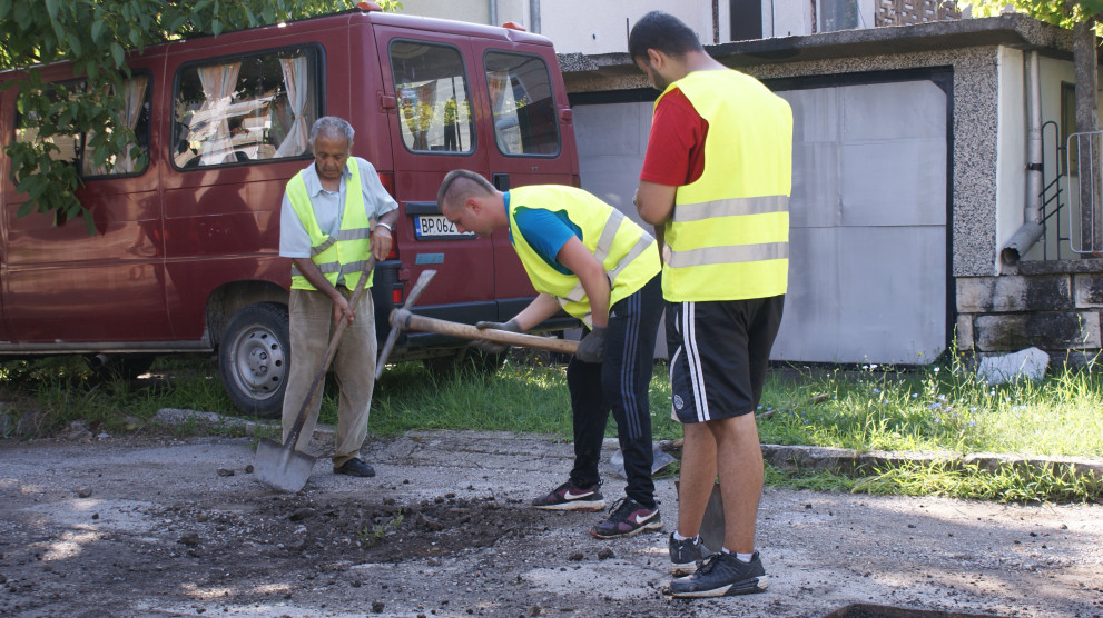 Студентите помагат за рехабилитацията на уличната мрежа в Мездра.