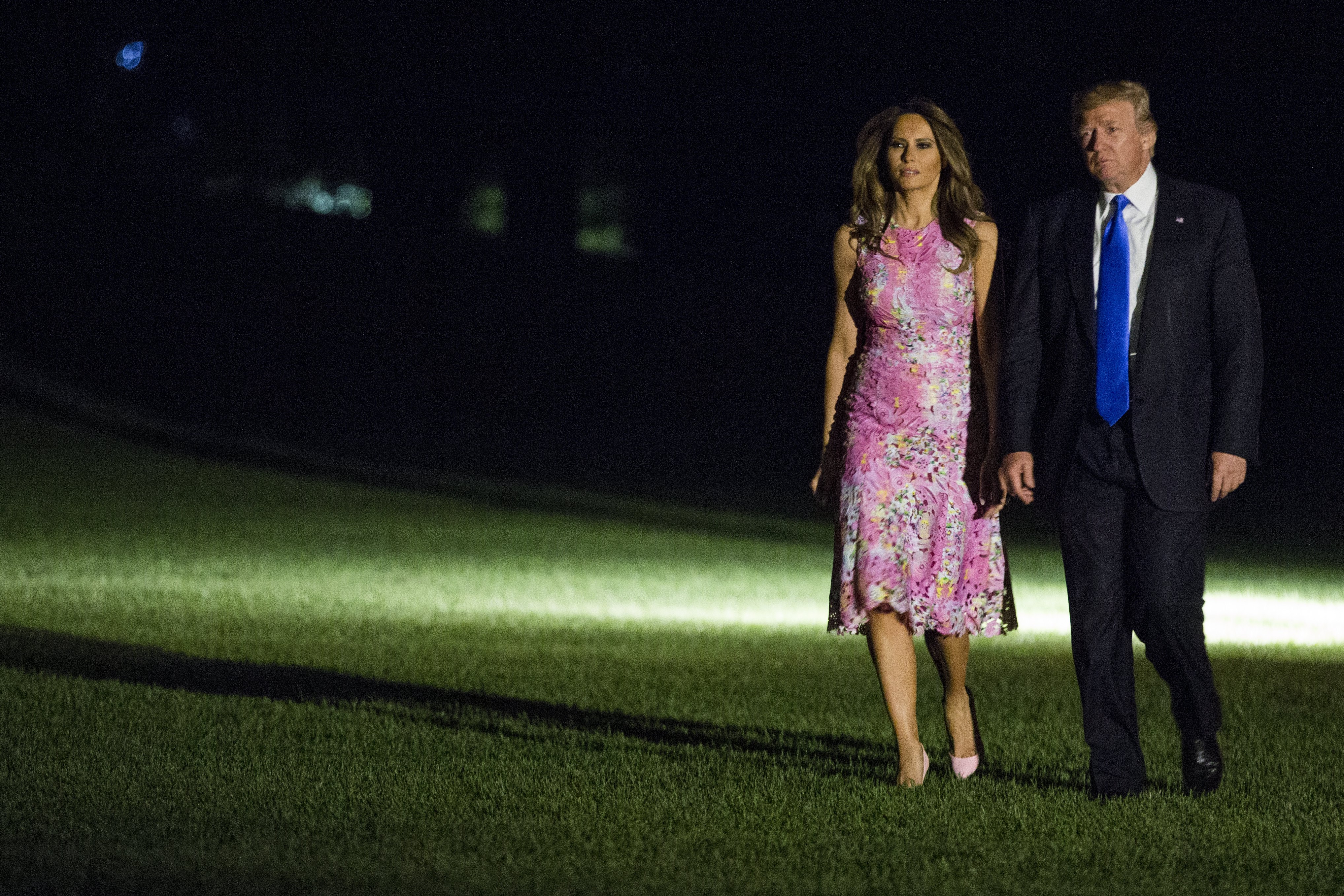 Президентът на САЩ Доналд Тръмп и съпругата му Мелания долетяха в Охайо за среща със симпатизанти. Това беше първата им поява заедно след визитата в Париж по случай 14 юли – Деня на превземането на Бастилията.