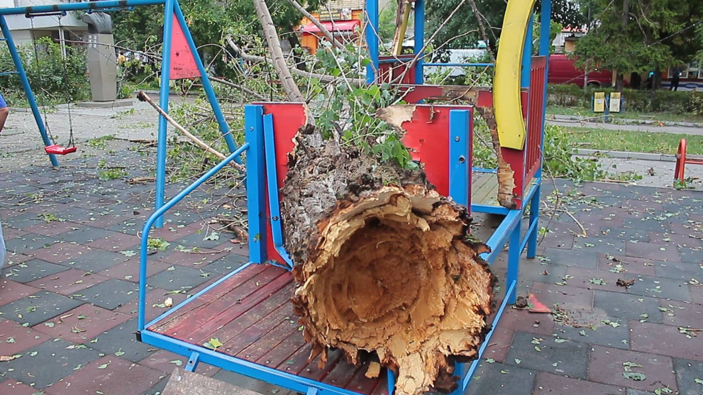 Детски площадки също са пострадали от бурята