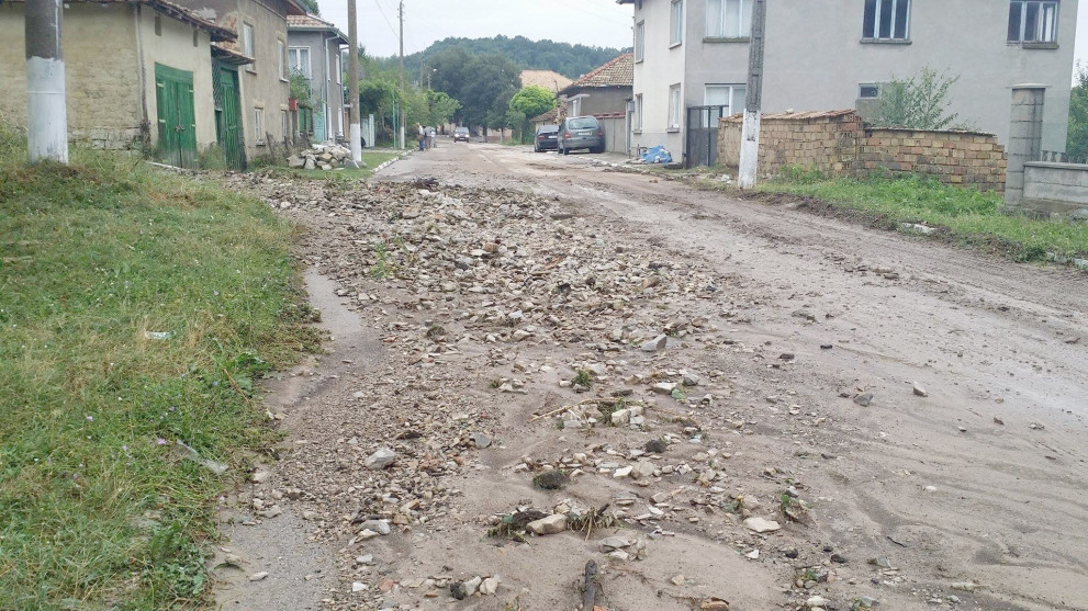 Бурята отнесе общински път в Търговищко