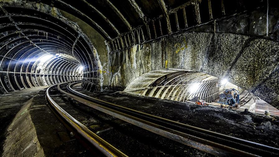 Железопътната поща, позната още като Mail Rail, е теснолинейна подземна железопътна линия в Лондон, за транспортиране на пощата между сортиращите офиси. В продължение на повече от 75 години тя е жизненоважна артерия в комуникационната мрежа на Великобритания и функционира от 1927 до 2003 г.  Част от железопътната линия ще бъде отворена за посетители и това ще бъде част от нов пощенски музей във Феникс Плей, Лондон, който официално се открива на 28 юли 2017