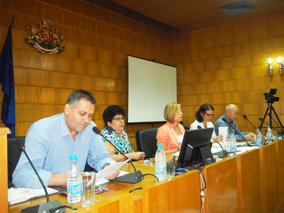 Детските градини в Осенец и Липник остават сред бурни дебати на сесия на Общинския съвет