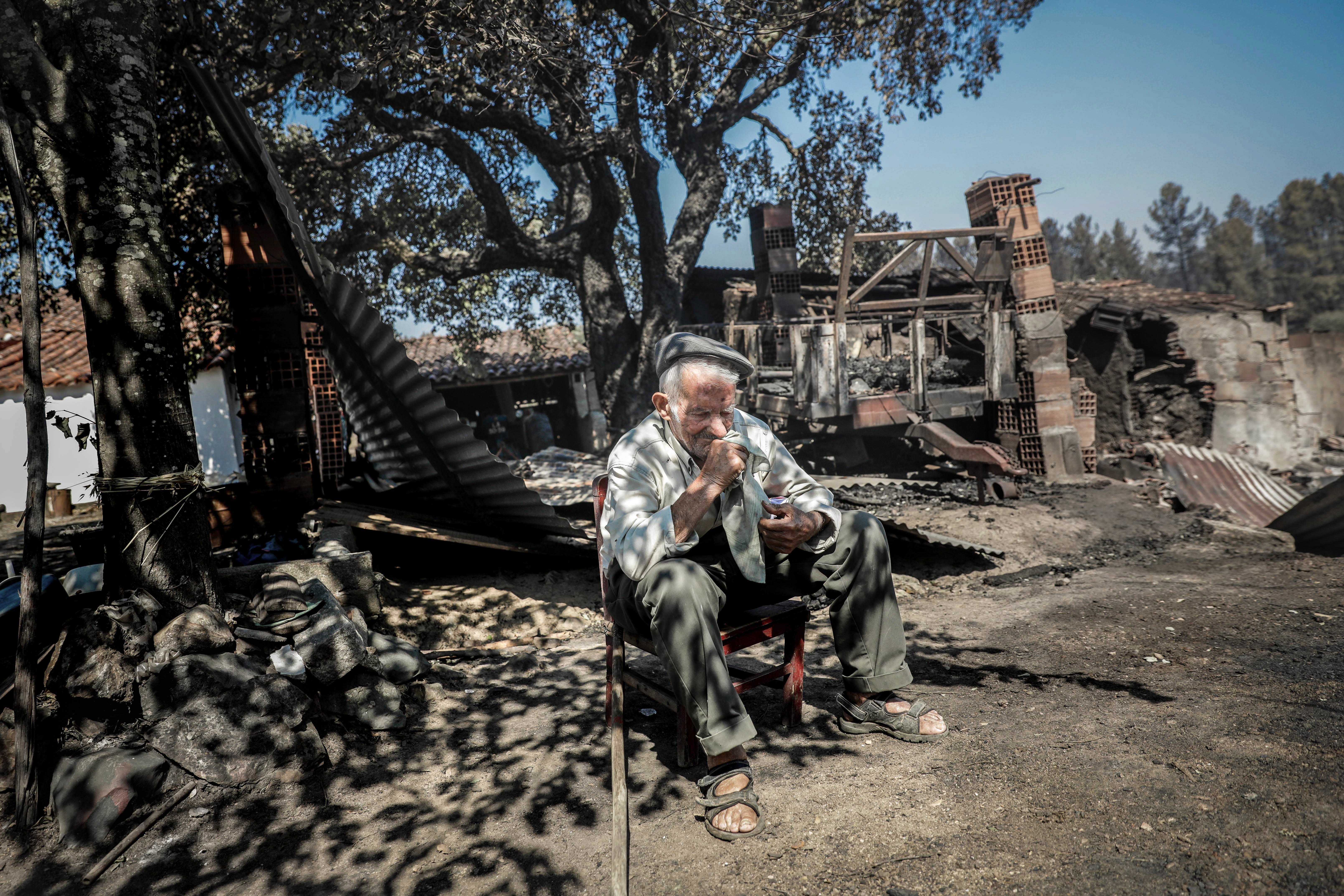 Изгорелите сгради и околностите на село Деголадо. Пожари обхванаха горски масиви в близост до град Масао, Централна Португалия. 1 126 пожарникари, 358 сухопътни превозни средства и 10 самолета и хеликоптера, работят за потушаване на пожарите.