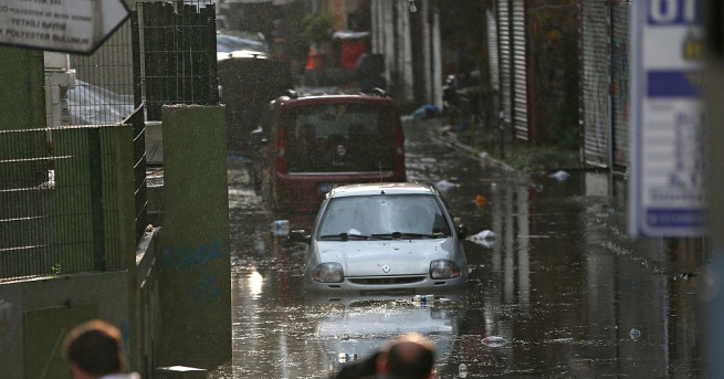 Пороен дъжд се изсипа над Истанбул във вечерните часове Валежът