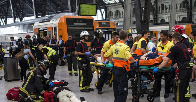 Пътнически влак се блъсна в буфер на ж п гара в