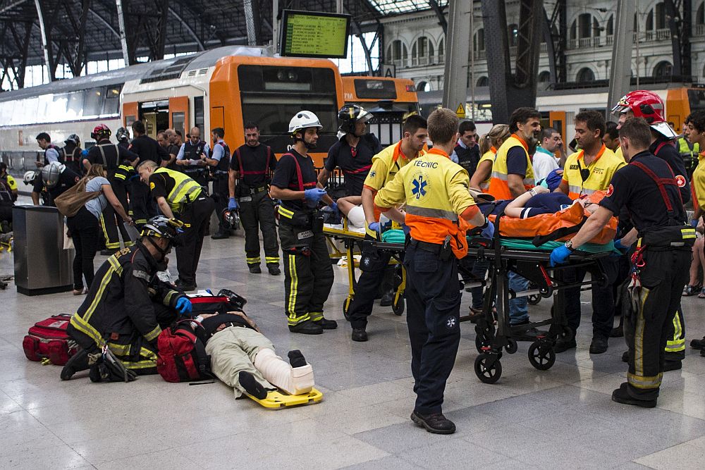 Пътнически влак се блъсна в буфер на ж.п. гара в Барселона. При инцидента са ранени близо 50 човека.