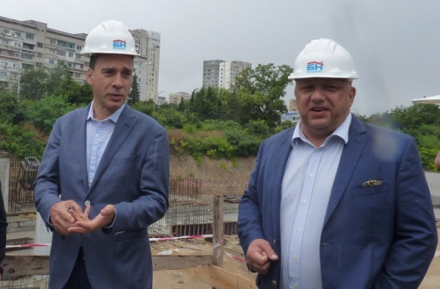 Министърът на спорта Красен Кралев и кметът на Бургас Димитър Николов инспектираха в детайли строителството на Арена Бургас.