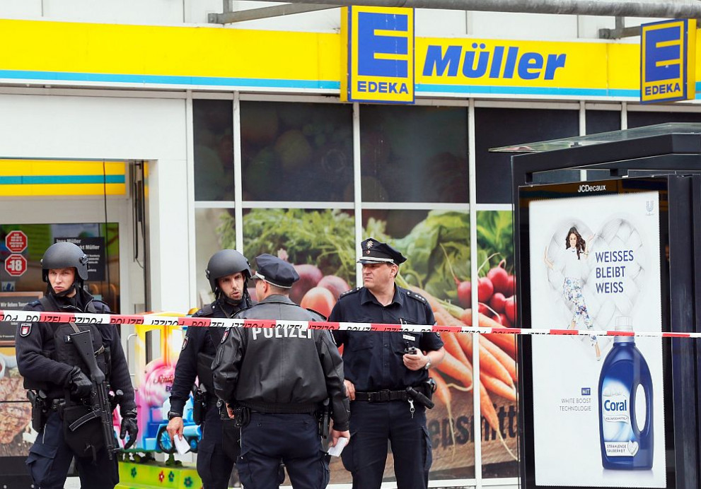  Мъж умъртви един човек и рани шестима в супермаркет в Германия 