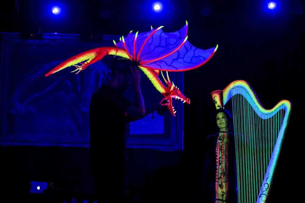 Модели се превърнаха в живи платна на Световния фестивал по бодипейнтинг в австрийския град Клагенфурт.<br />
<br />
По време на проявата участниците са декорирани не само с бои, но и със сложен макияж от латекс, който често им придава вид на извънземни.<br />
 <br />
Тридневният фестивал, който отбелязва 19-ото си издание, събра 60 художници от над 50 страни.<br />
 