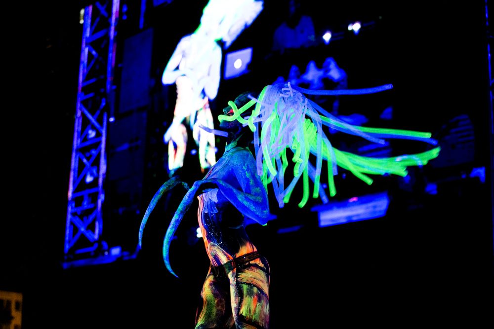 Модели се превърнаха в живи платна на Световния фестивал по бодипейнтинг в австрийския град Клагенфурт.<br />
<br />
По време на проявата участниците са декорирани не само с бои, но и със сложен макияж от латекс, който често им придава вид на извънземни.<br />
 <br />
Тридневният фестивал, който отбелязва 19-ото си издание, събра 60 художници от над 50 страни.<br />
 