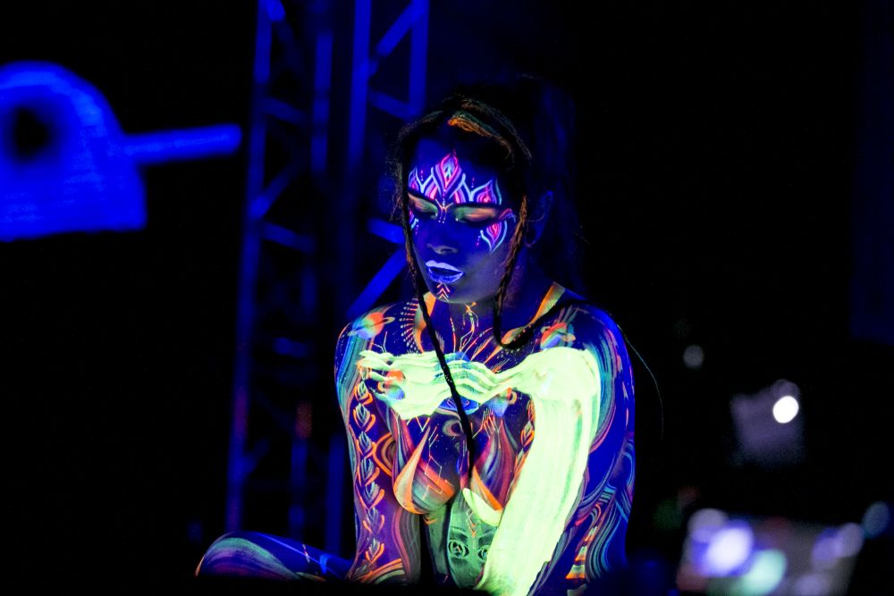 Модели се превърнаха в живи платна на Световния фестивал по бодипейнтинг в австрийския град Клагенфурт.<br />
<br />
По време на проявата участниците са декорирани не само с бои, но и със сложен макияж от латекс, който често им придава вид на извънземни.<br />
 <br />
Тридневният фестивал, който отбелязва 19-ото си издание, събра 60 художници от над 50 страни.<br />
 