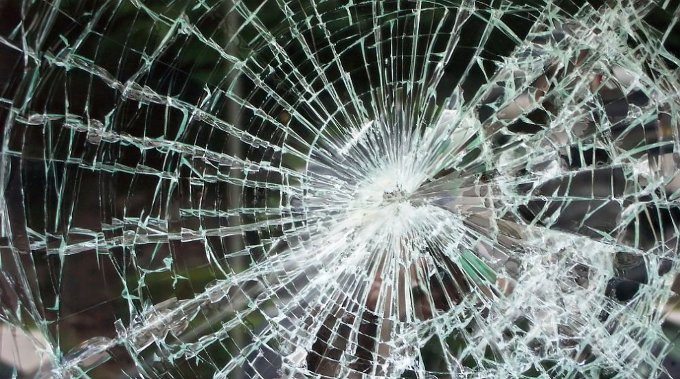 Рецидивист разби стъклата на седем автомобила във Враца