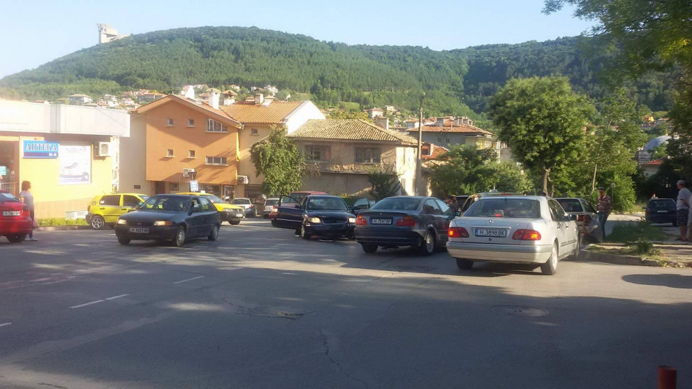 Лек автомобил  БМВ и Фолксваген Пасат се удариха на кръстовището на ул. ген. Столетов и ул. Стара планина.