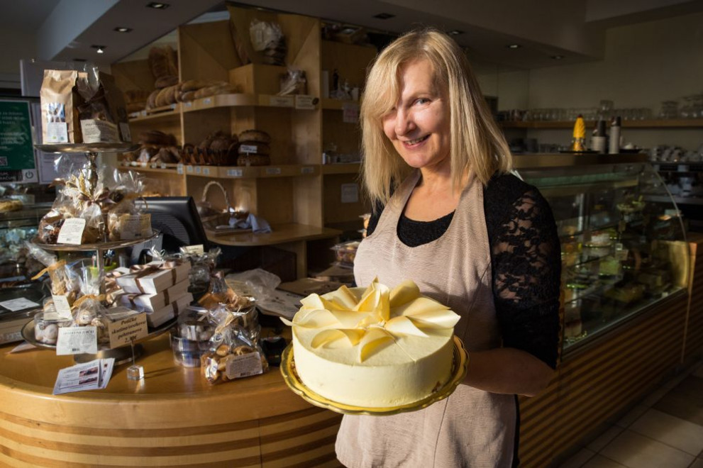  Сладкарка, която прави торти с глазура 