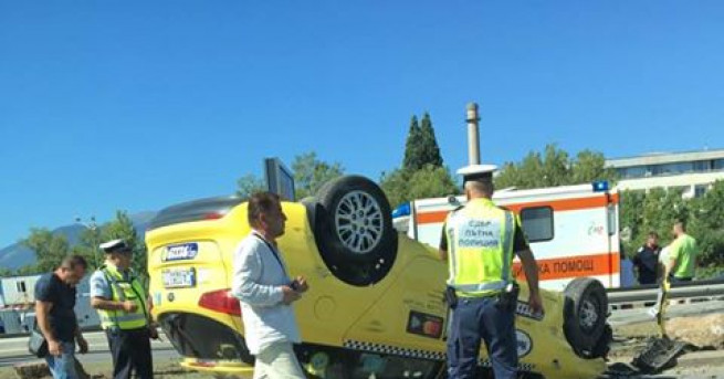 Такси се преобърна по таван при катастрофа с бус на