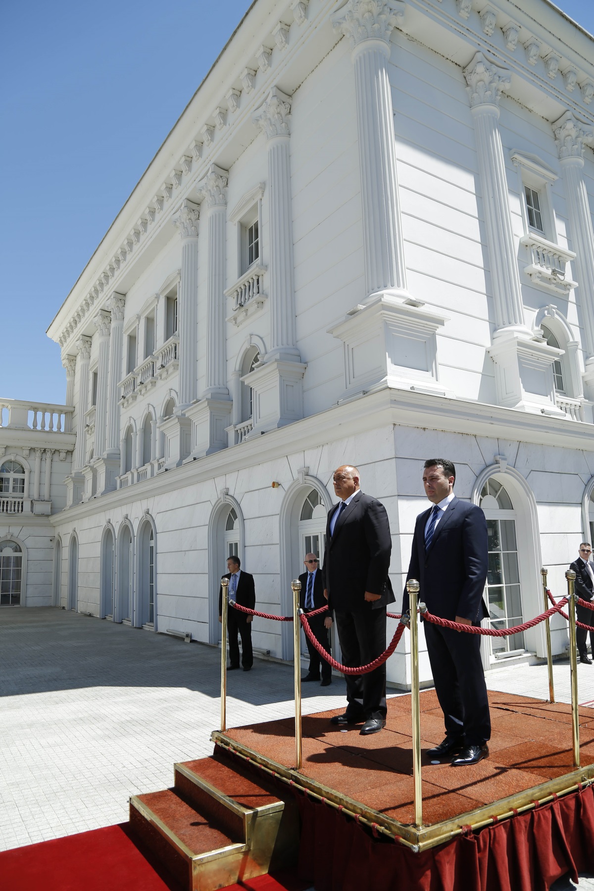 Договорът за приятелство, добросъседство и сътрудничество между България и Македония е факт. Премиерите Зоран Заев и Бойко Борисов положиха подписите си в Министерския съвет в Скопие, при небивал интерес от медиите.