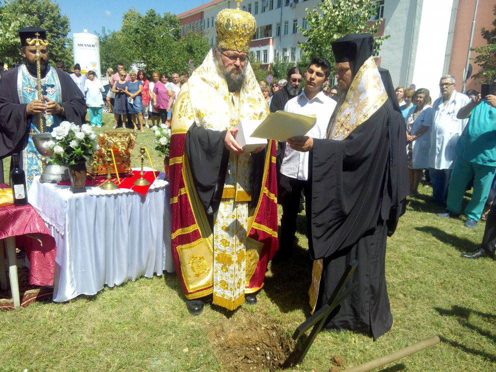Полагането на основния камък на новия храм от врачанския митрополит Григорий.