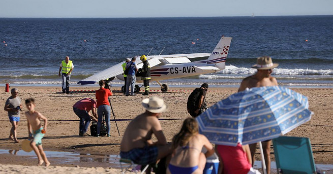 Малък самолет кацна аварийно на претъпкания плаж Капарика недалеч от