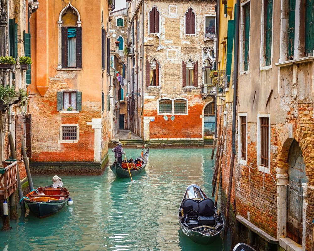 Най-добрият сезон за посещение на Венеция е пролетта. Тогава има по-малко туристи, а и миризмата от каналите не е толкова натрапчива.