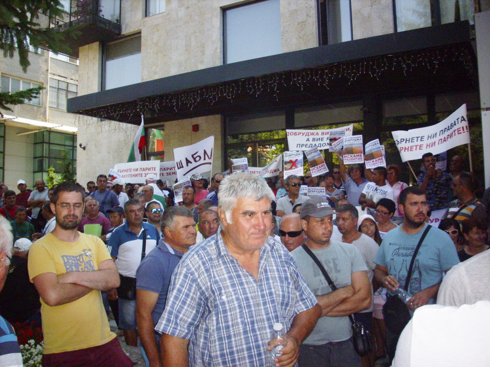 Протестиращи пред община Каварна