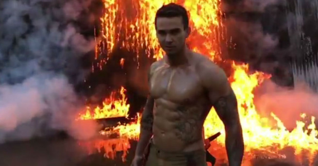 Голи до кръста пожарникари от Австралия се снимаха с животни