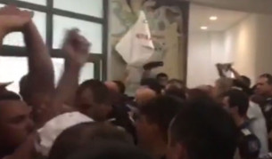 Сблъсъците между полиция и протестиращи в сградата на общината в Каварна
