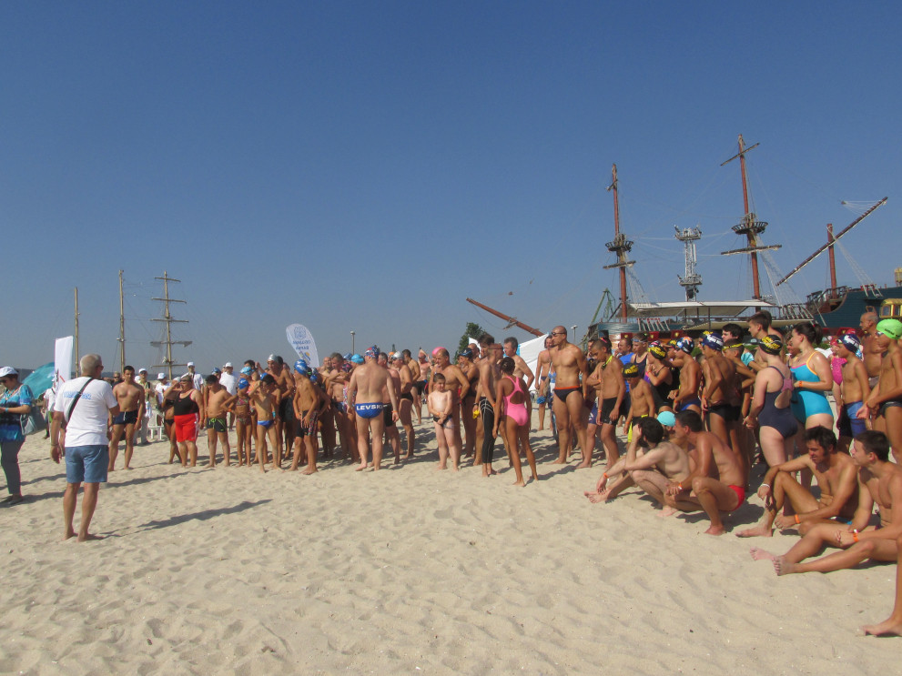 130 души се докоснаха до магията на плуването в морския празник „1000х1000“