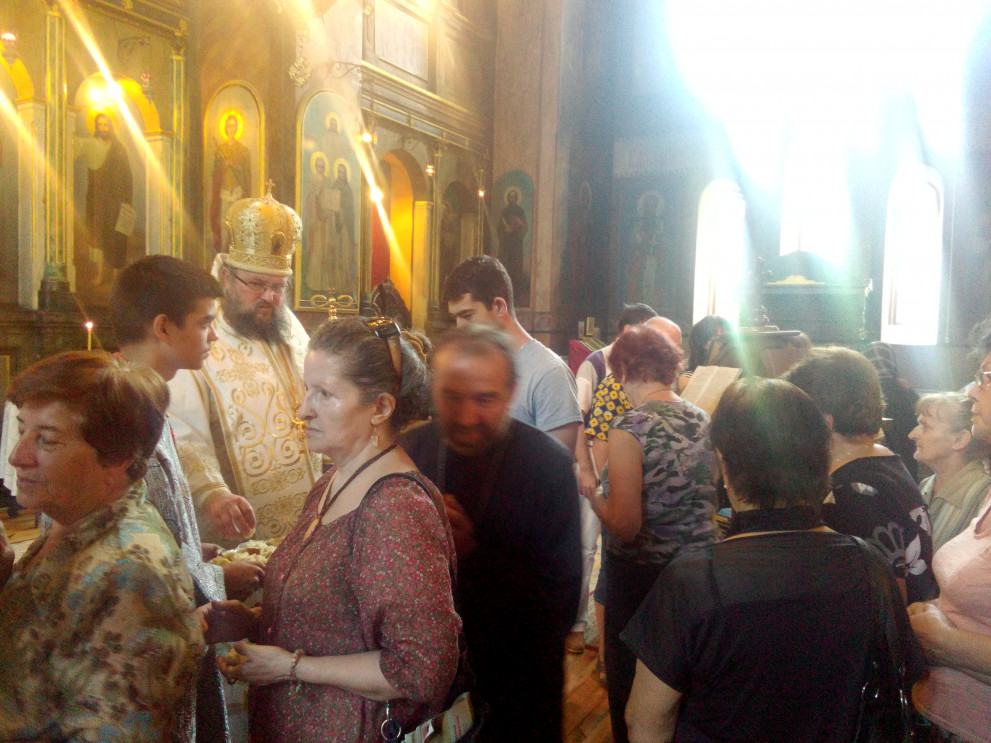 Врачанският митрополит Григорий раздаде анафора и осветено грозде за празника.