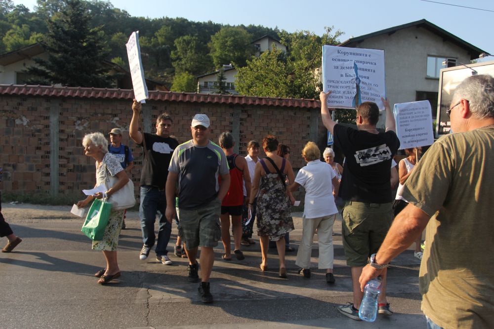 Жители на столичния квартал „Княжево” и село Владая излязоха на улицата да протестират за по-добър градски транспорт и за поставяне на улично осветление в района.<br />
<br />
