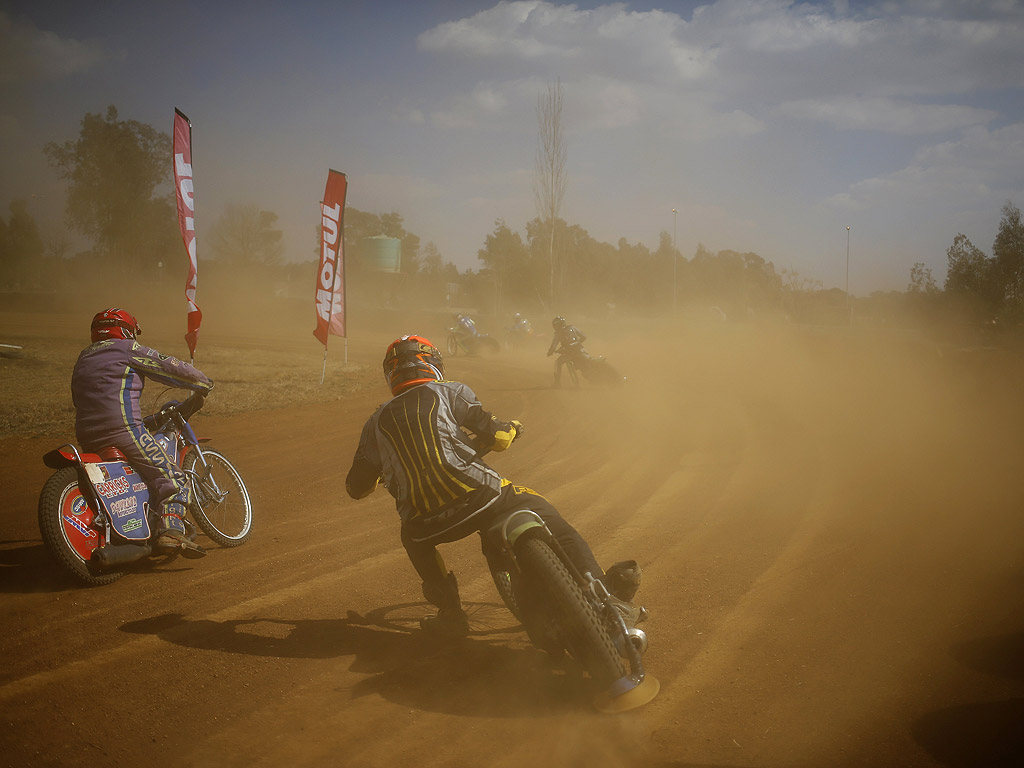 Състезанието за любители мотористи Stof Skop в The Walkerville Dirt Oval, южно от Йоханесбург, Южна Африка. Любители на мотоциклетите се събират на прашната овална писта, за да се състезават по помежду си в различни категории. Надпредварата е за забавление, победителите получават малки награди, а всички си тръгват доволно прашни.