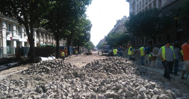 До средата на септември ремонтът на участъка от бул. Дондуков
