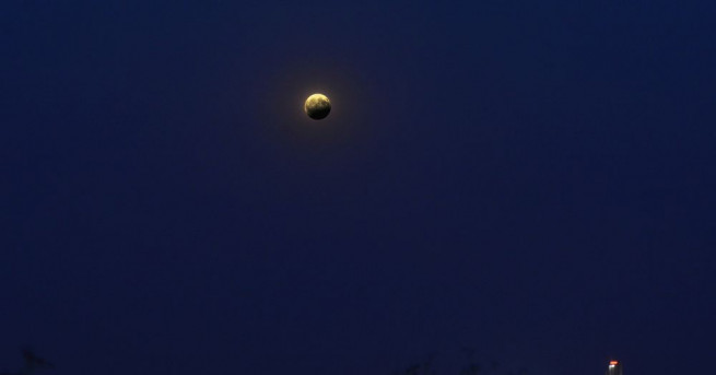 През изминалата вечер над България се наблюдава частично лунно затъмнение.