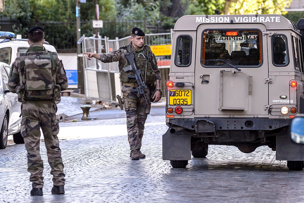 Шестима души са ранени, след като автомобил се вряза в група войници в парижко предградие.