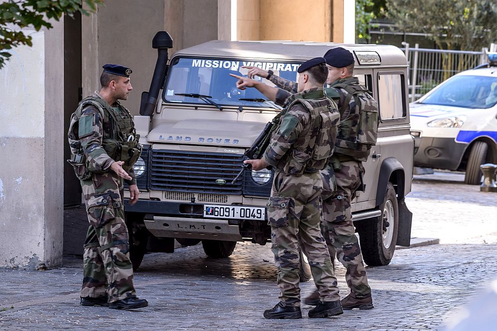 Шестима души са ранени, след като автомобил се вряза в група войници в парижко предградие.