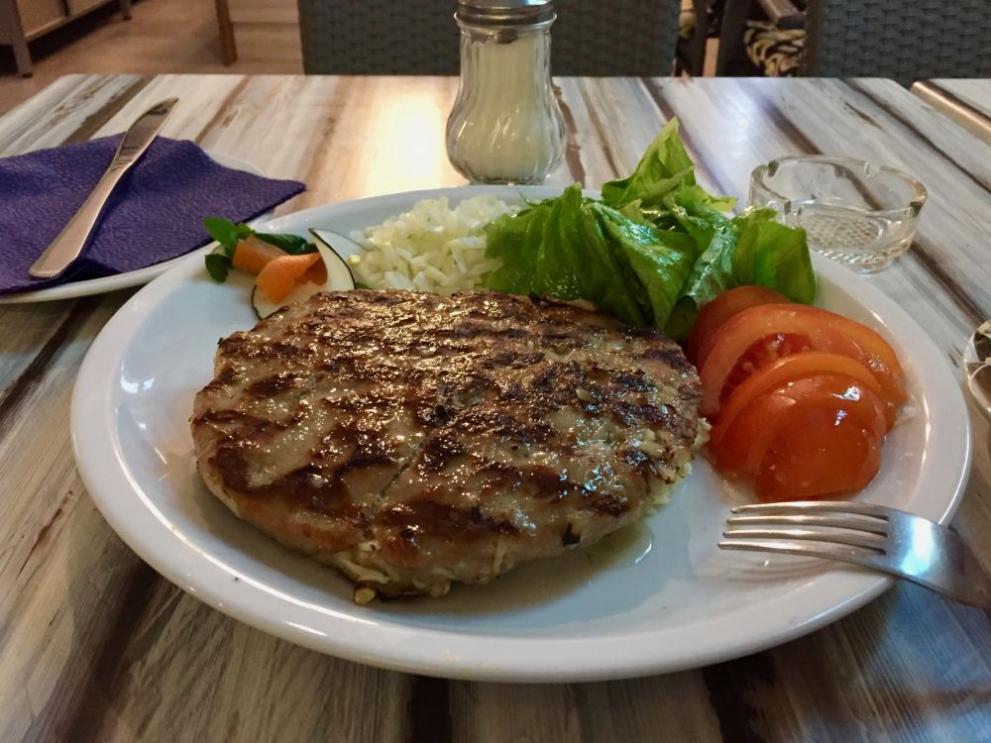  Плескавица - типично сръбско ядене. Това са плоски, кръгли дискове, направени от примес от говеждо, телешко, агнешко или свинско месо (отново, според от местоположението ви). 